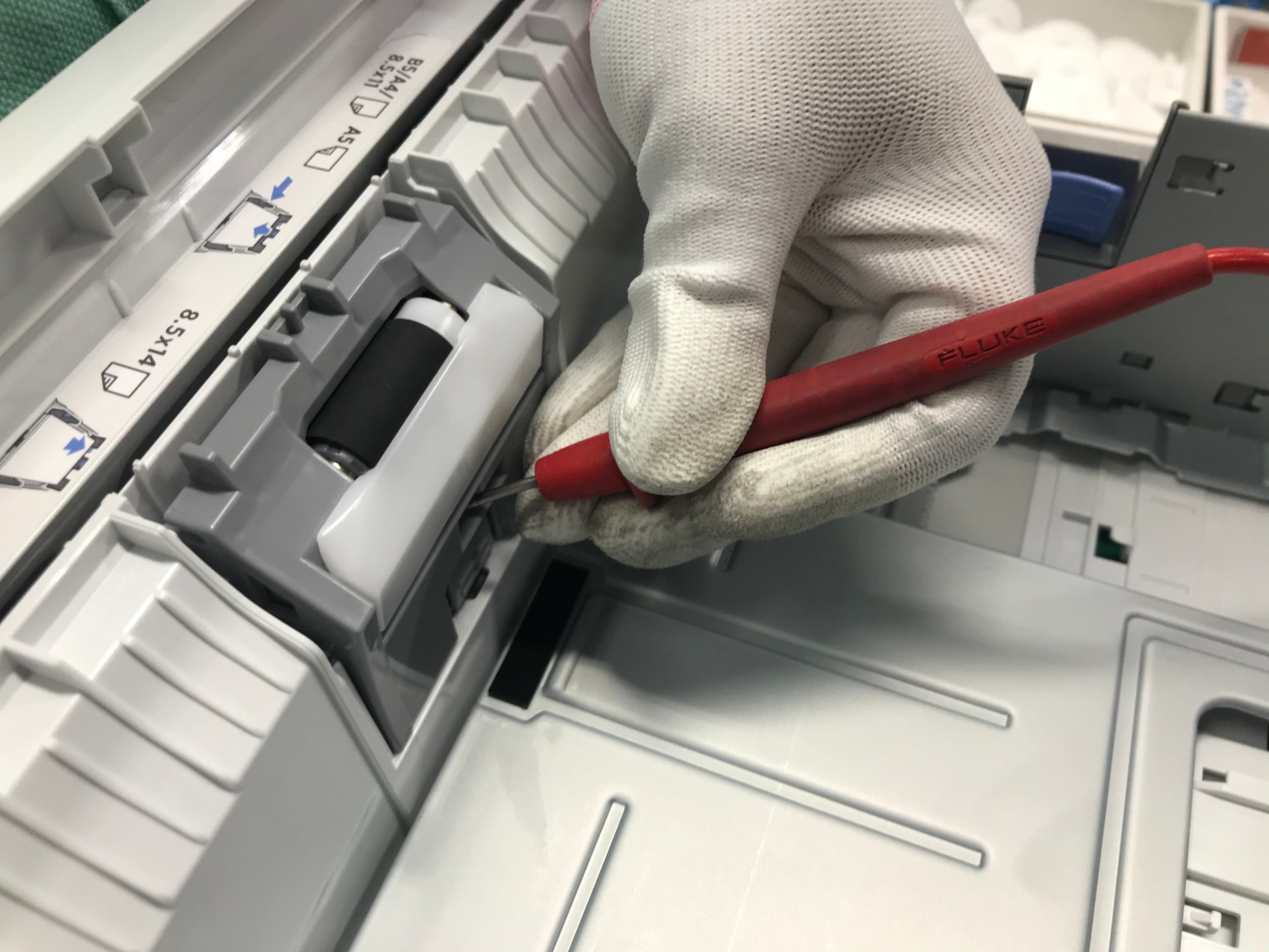 Técnico reparando impresora