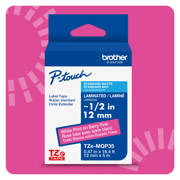 Cinta Laminada Brother Estandar Texto blanco sobre cinta rosa de 12mm x 8m